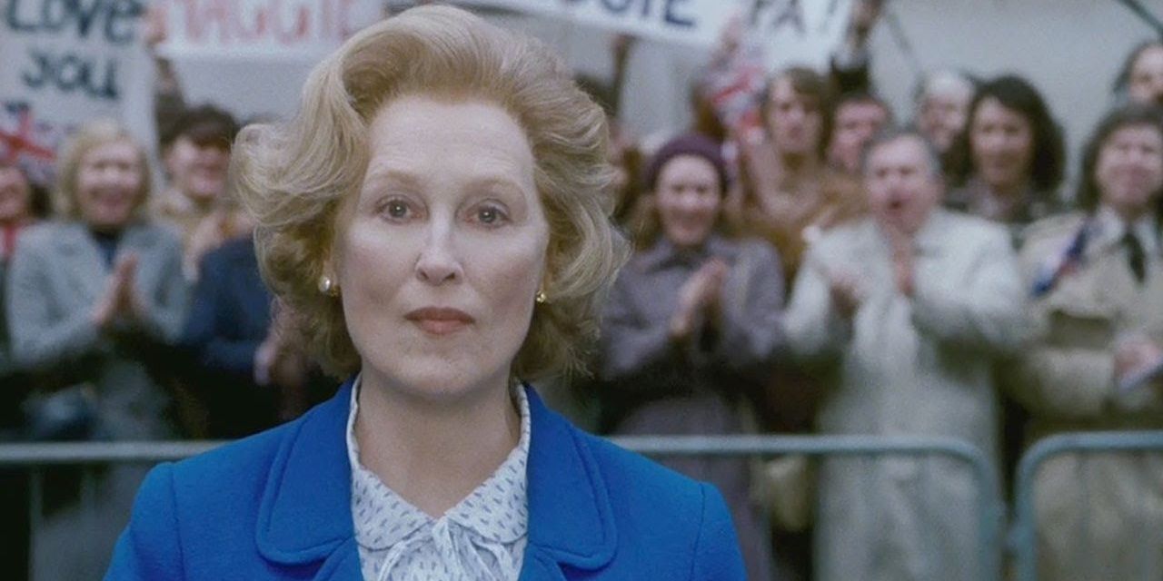 Meryl Streep sebagai Margaret Thatcher berdiri di depan penonton dalam film The Iron Lady