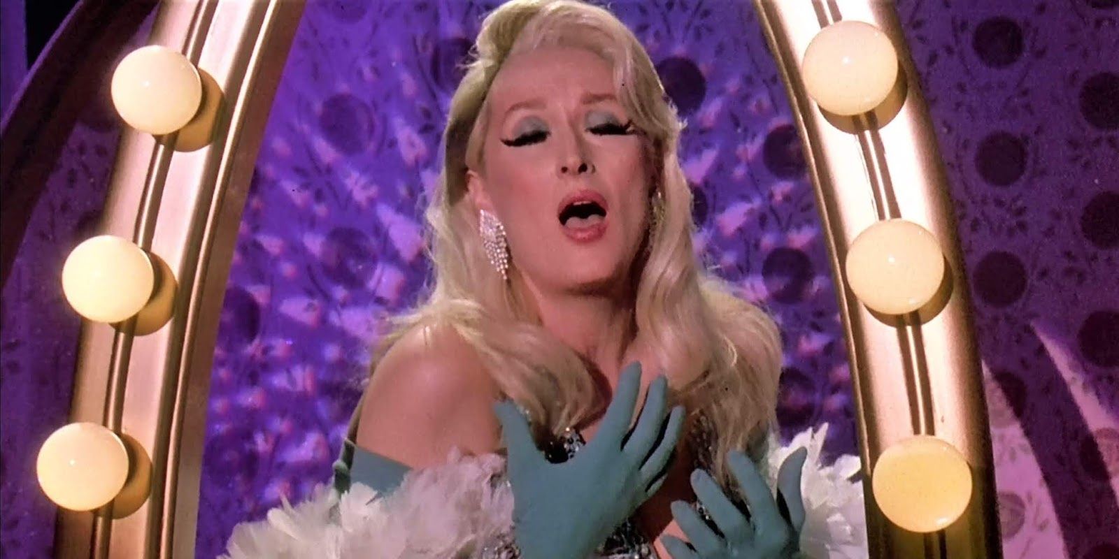Meryl Streep, Madeline Ashton Menville'in Death Becomes Her (1992) filminde şarkı söylerken