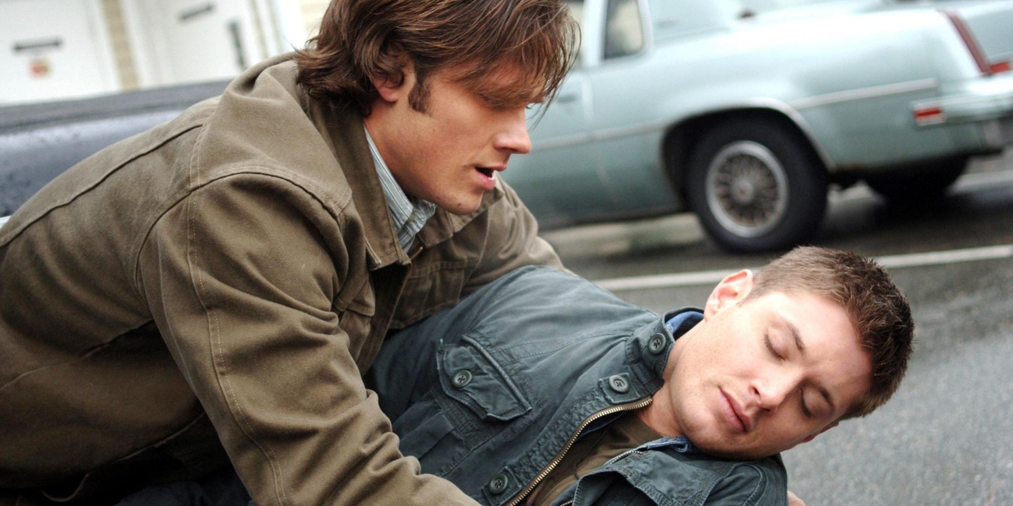 Jared Padalecki dans le rôle de Sam Winchester saisissant Jensen Ackles dans le rôle de Dean Winchester dans l'épisode 'Mystery Spot Supernatural'.