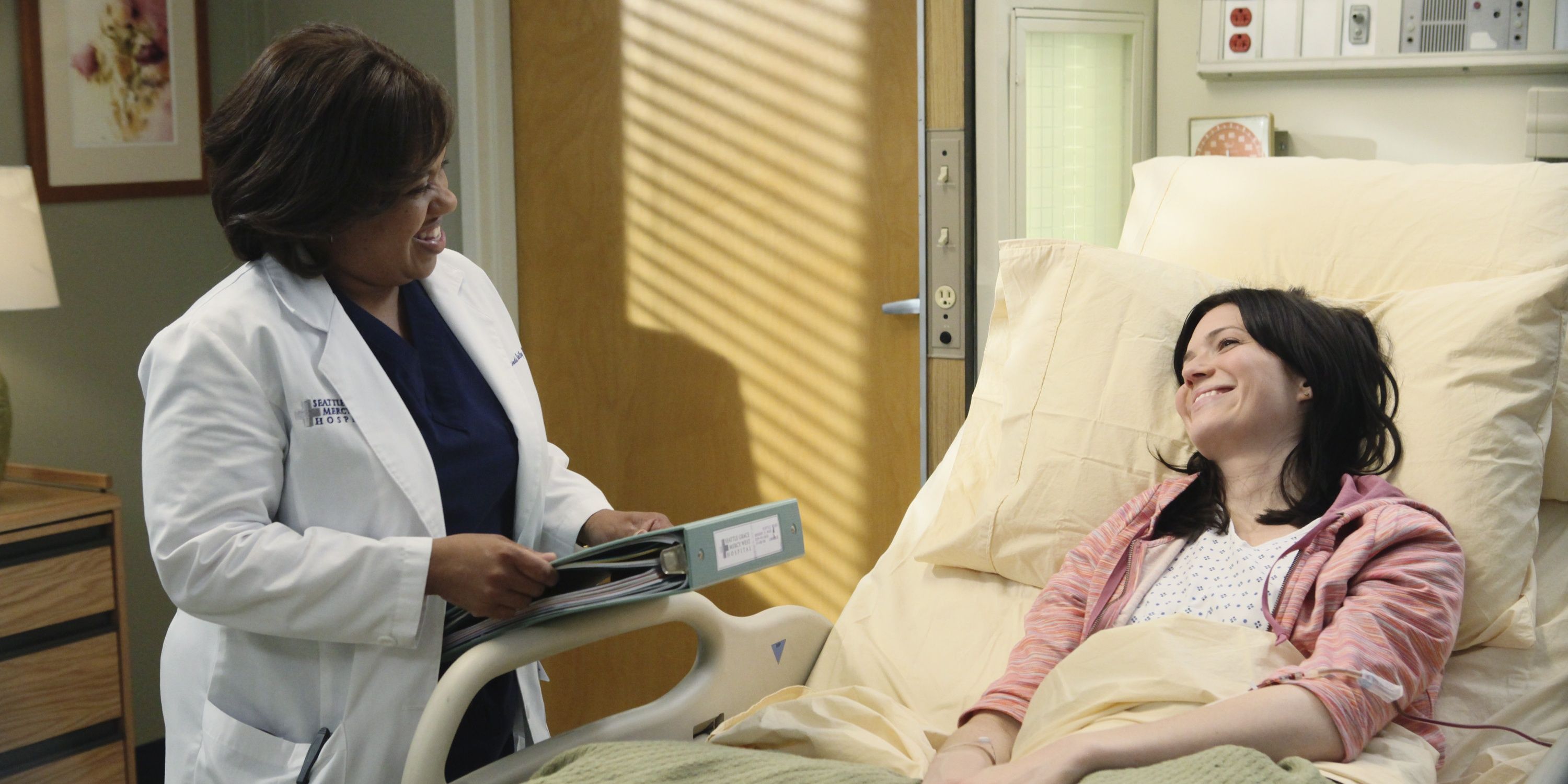 Chandra Wilson as Dr. Bailey standing next to Mandy Moore as Mary Portman in Sanctuary, Grey's Anatomy Episode