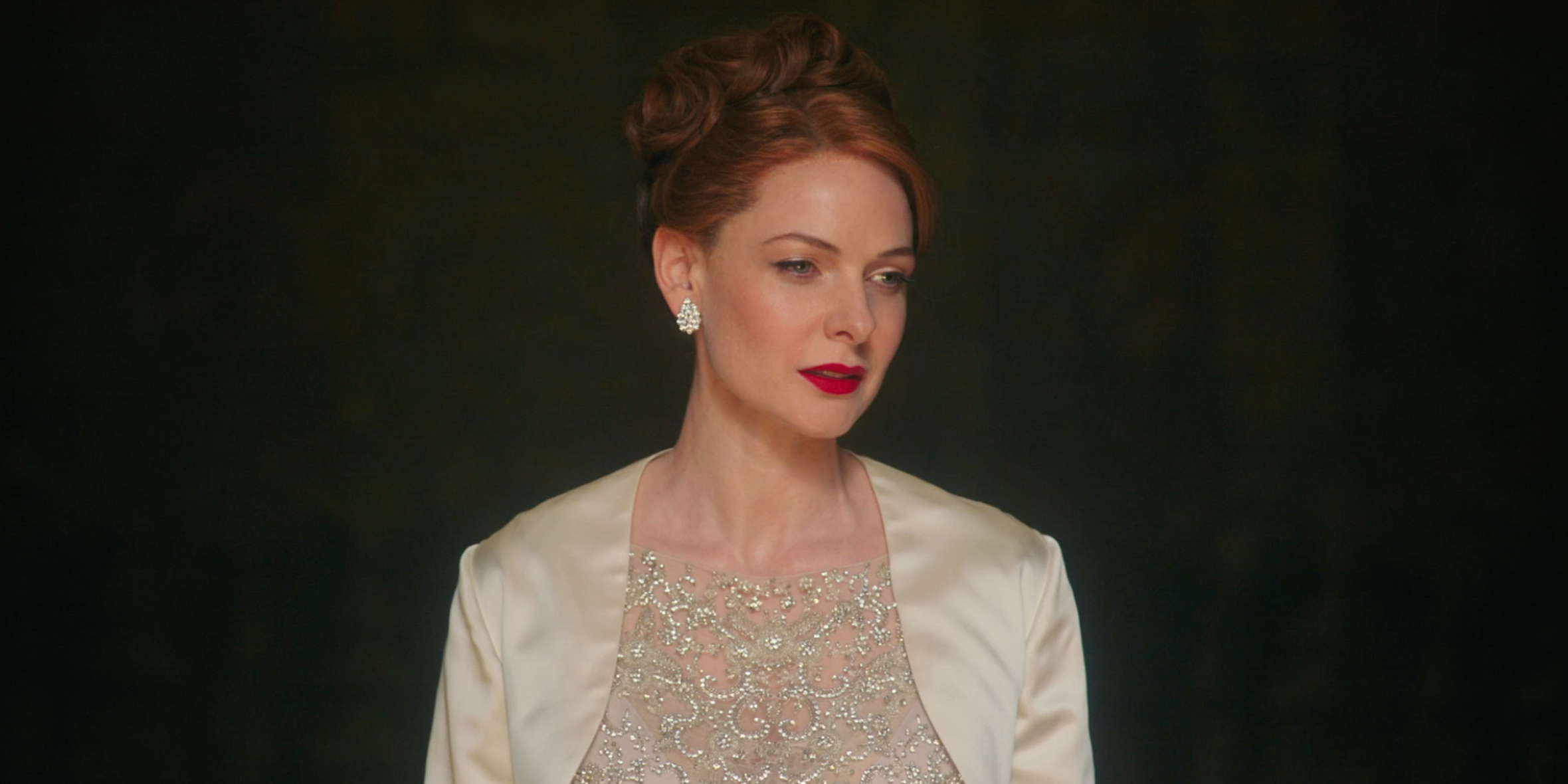 Jerry Lind (Rebecca Ferguson) performs a song while wearing a white dress.