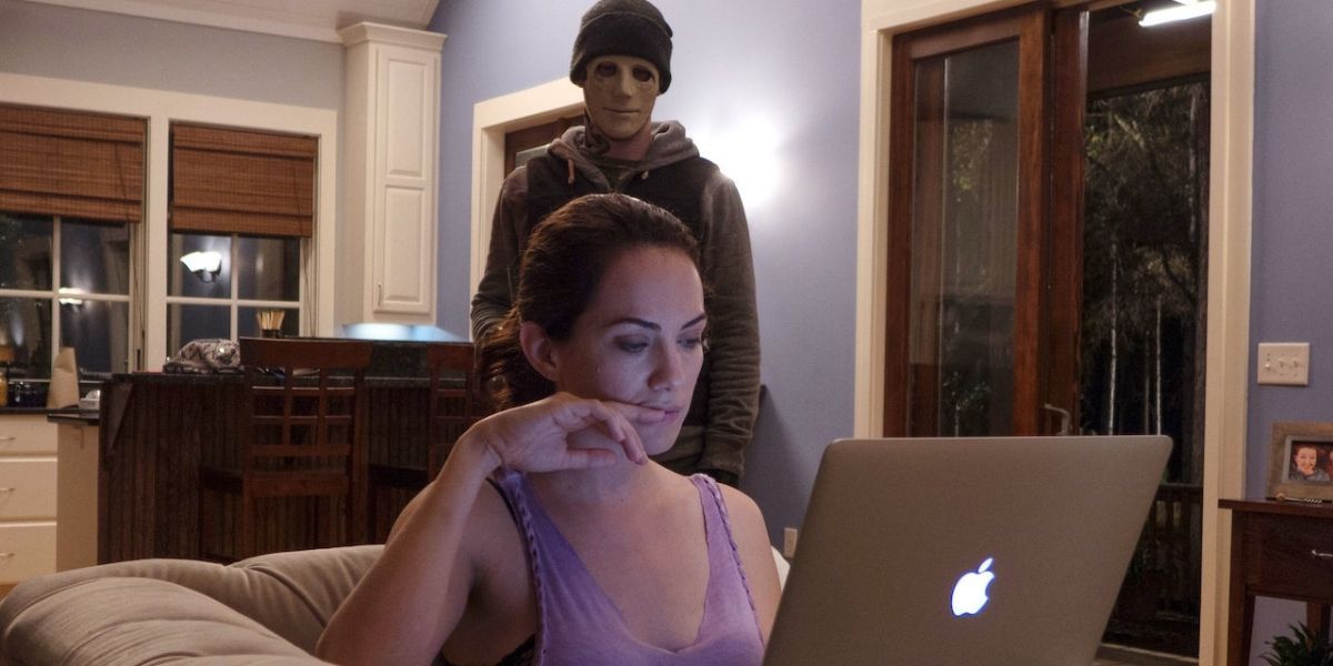 Kate Siegel hunted by a killer in Hush