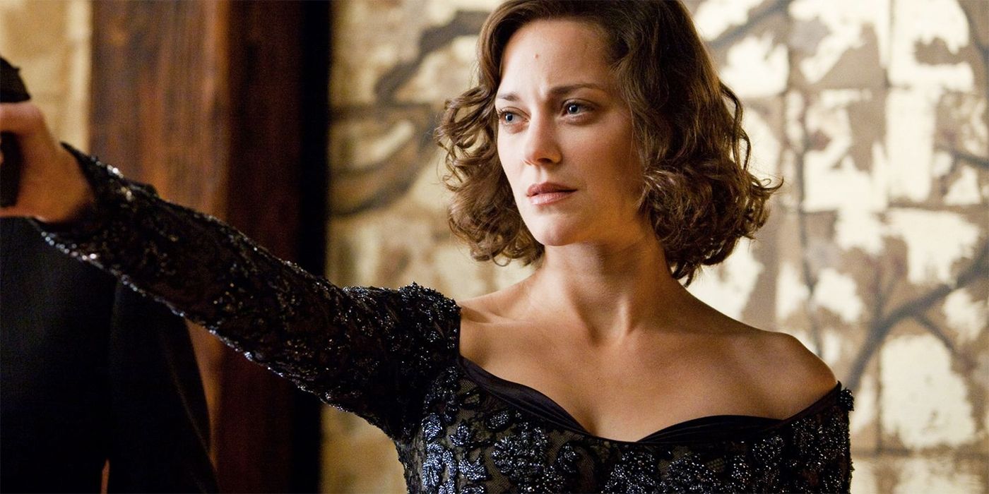 Marion Cotillard as Mallorie Cobb holding out a gun in Inception.