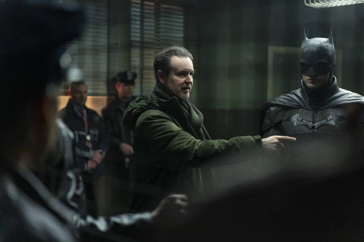 https://static1.colliderimages.com/wordpress/wp-content/uploads/2022/01/matt-reeves-the-batman.jpeg?q=50&fit=crop&w=750&dpr=1.5