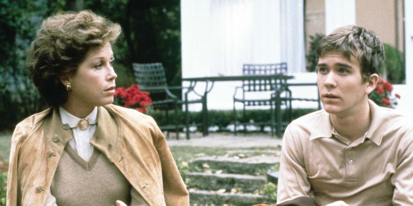 Beth (Mary Tyler Moore) and Conrad (Timothy Hutton) sitting outside their home in Ordinary People