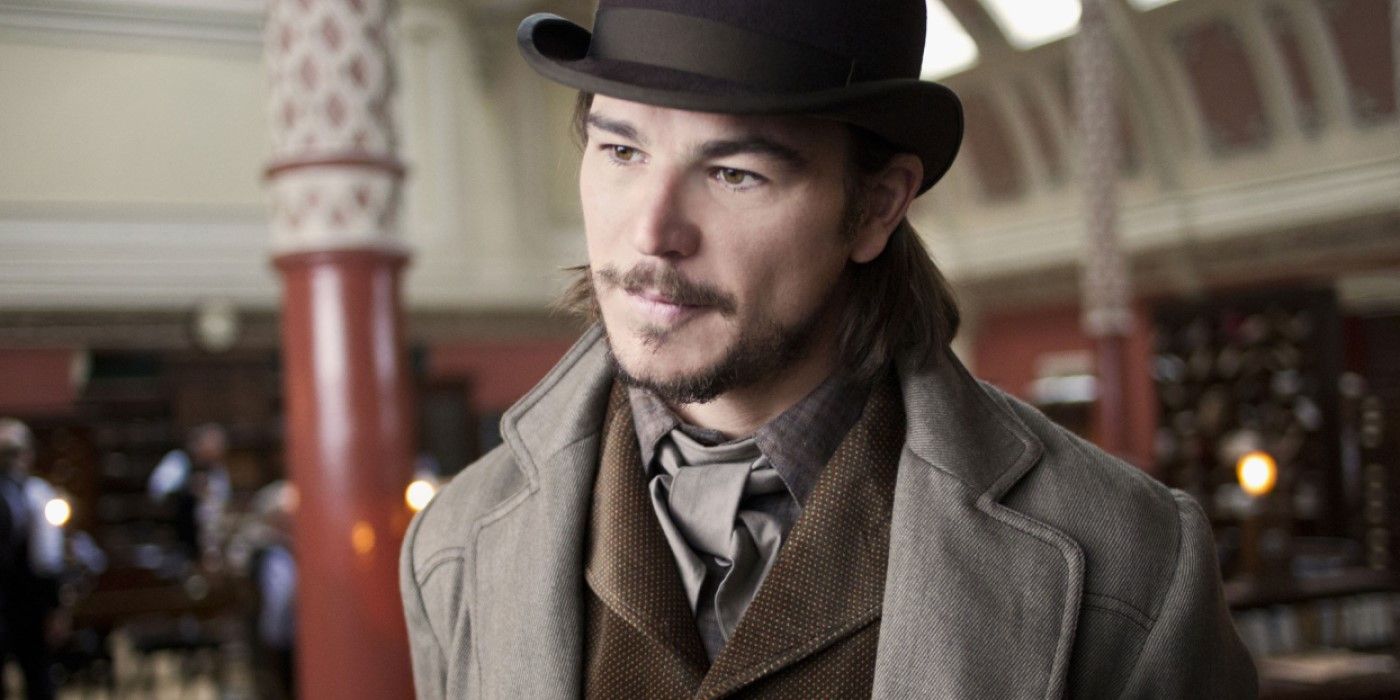 Josh Hartnett as Ethan Chandler lookng at someone off-camera in Penny Dreadful