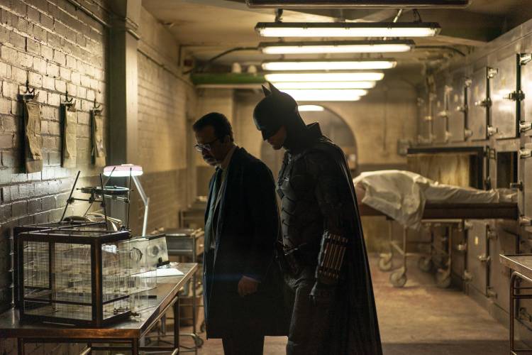 https://static1.colliderimages.com/wordpress/wp-content/uploads/2022/01/robert-pattinson-jeffery-wright-the-batman.jpeg?q=50&fit=crop&w=750&dpr=1.5