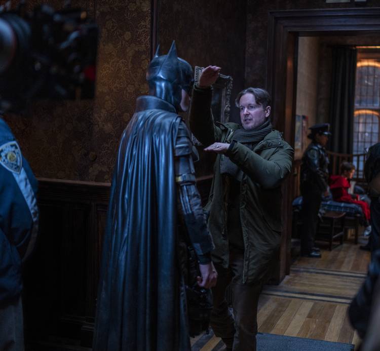 https://static1.colliderimages.com/wordpress/wp-content/uploads/2022/01/robert-pattinson-matt-reeves-the-batman.jpeg?q=50&fit=crop&w=750&dpr=1.5