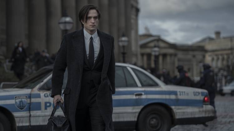 https://static1.colliderimages.com/wordpress/wp-content/uploads/2022/01/robert-pattinson-the-batman.jpeg?q=50&fit=crop&w=750&dpr=1.5
