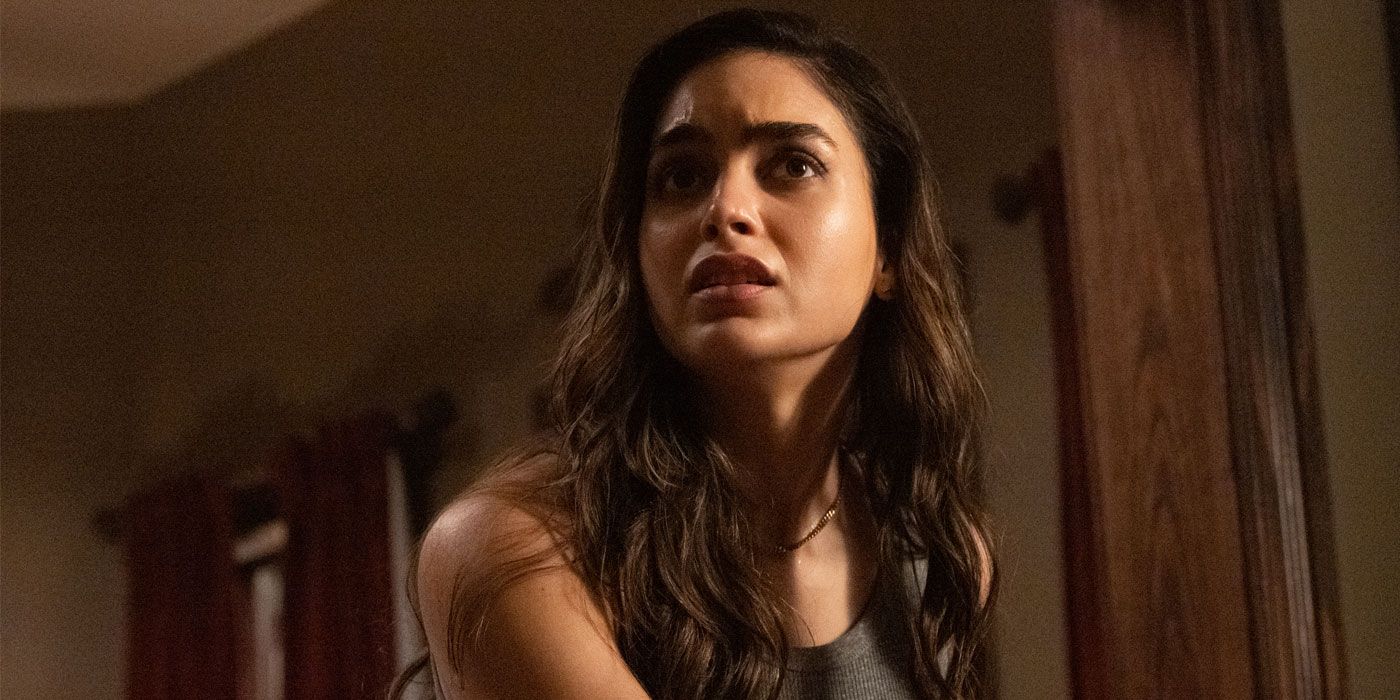 Melissa Barrera in Scream 4 as Sam Carpenter looking afraid wearing a tank top