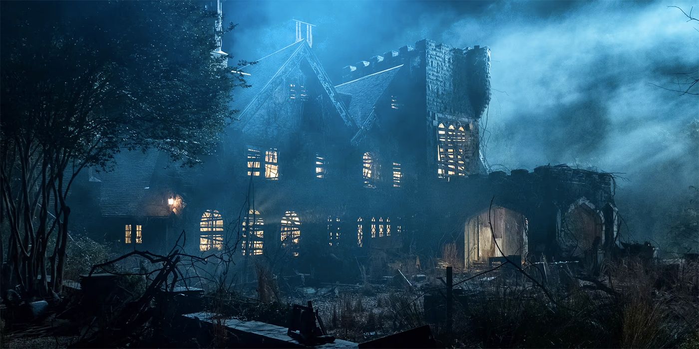 Direct view of Hill House at night and covered in fog in The Haunting of Hill House