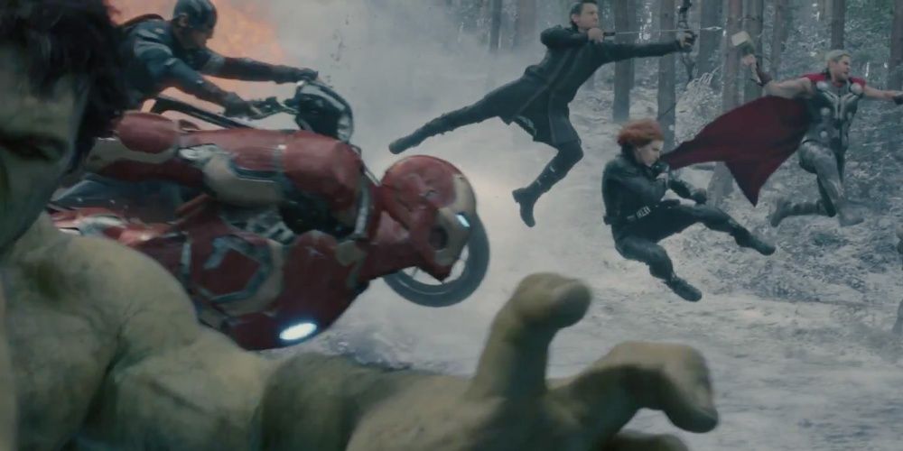 Hulk, Capitão América, Homem de Ferro, Gavião Arqueiro, Viúva Negra e Thor estão em movimento em suas posições de combate.