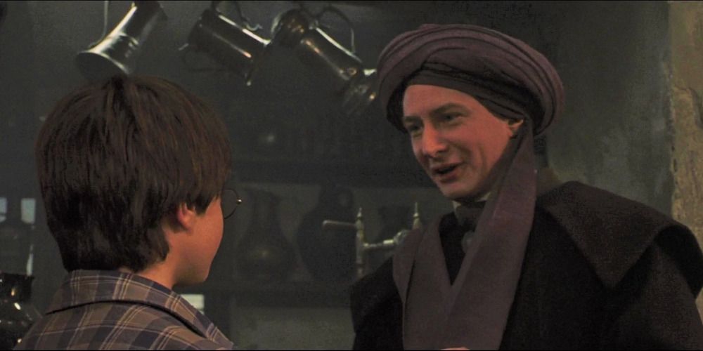 Quirrell souriant à Harry dans Harry Potter et l'école des sorciers.