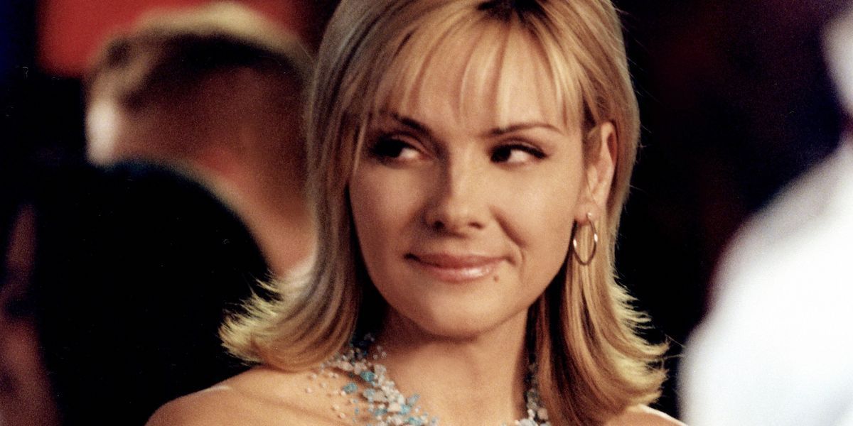 Kim Cattrall dans le rôle de Samantha Jones souriante dans 