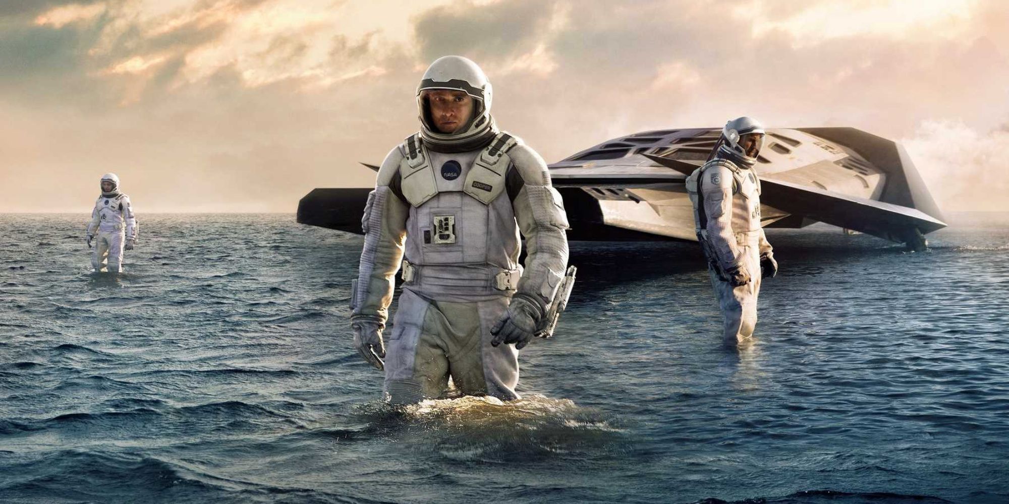 Cooper et deux autres astronautes marchant dans un océan dans Interstellar.