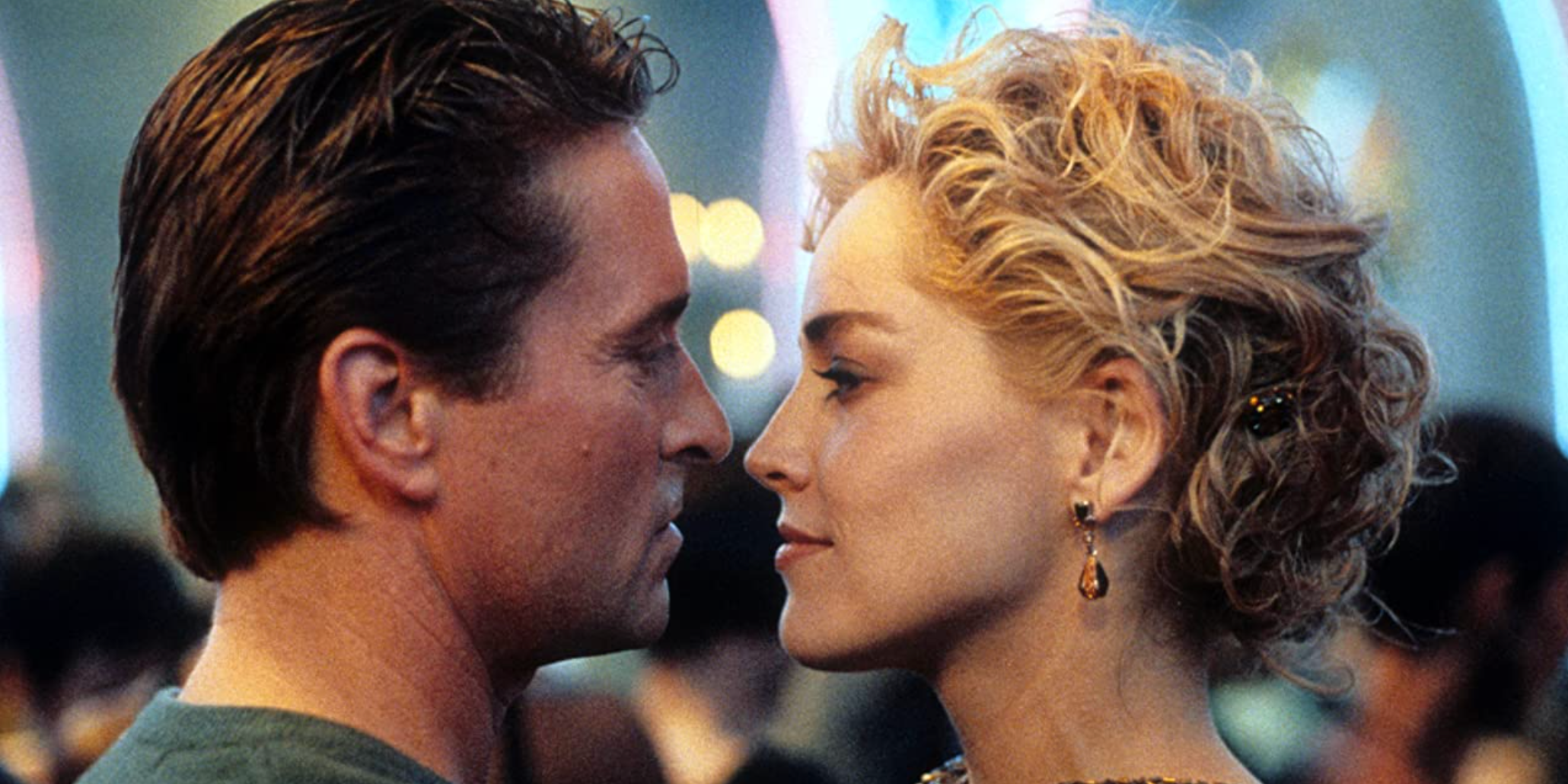 Michael Douglas e Sharon Stone como Nick e Catherine prestes a se beijar em Basic Instinct.