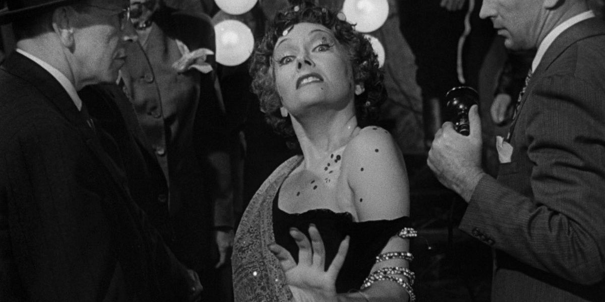 Norma Desmond approaching the camera in 'Sunset Blvd.'