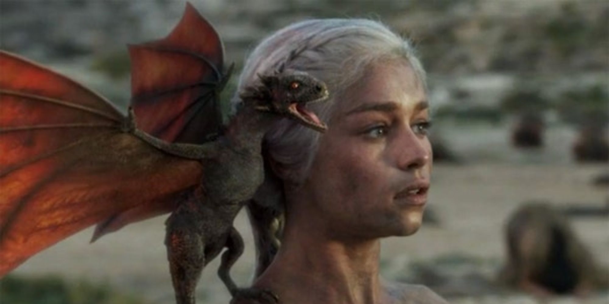 Emilia Clarke como Daenerys con su dragón recién nacido en Game of Thrones.