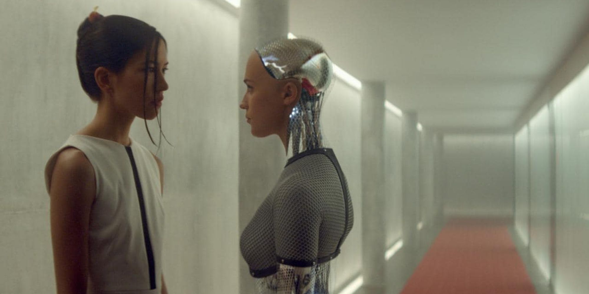 Ava interage com outro robô AI em Ex Machina