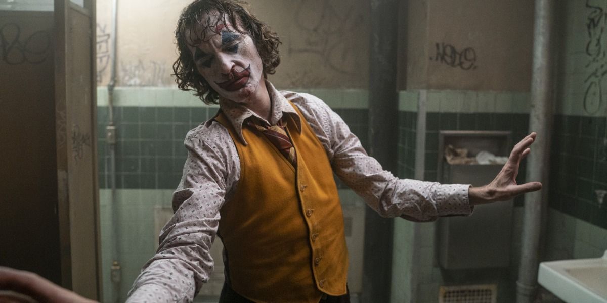 joaquin-phoenix-arthur-fleck-joker-bathroom-dance