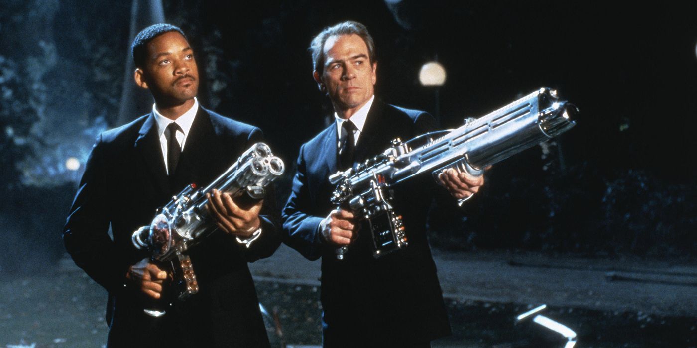 Will Smith e Tommy Lee Jones segurando uma arma em Homens de Preto