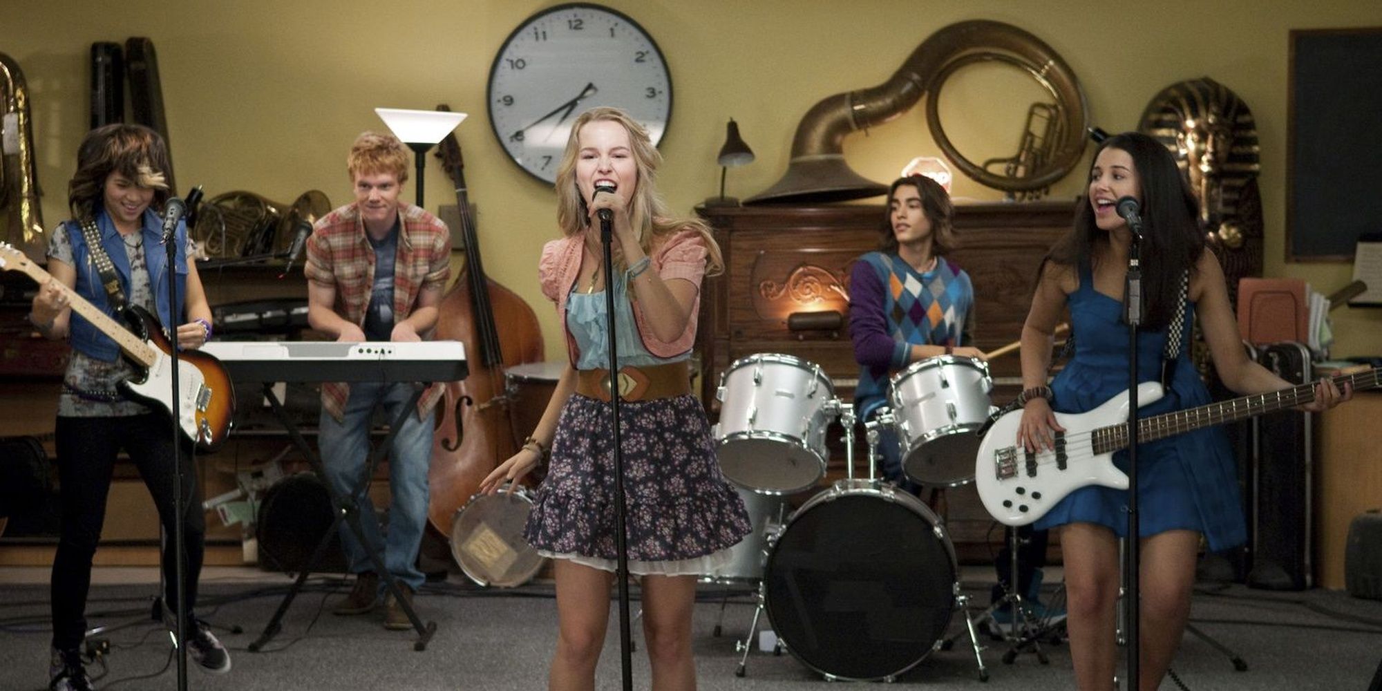 The Lemonade Mouth crew jamming out