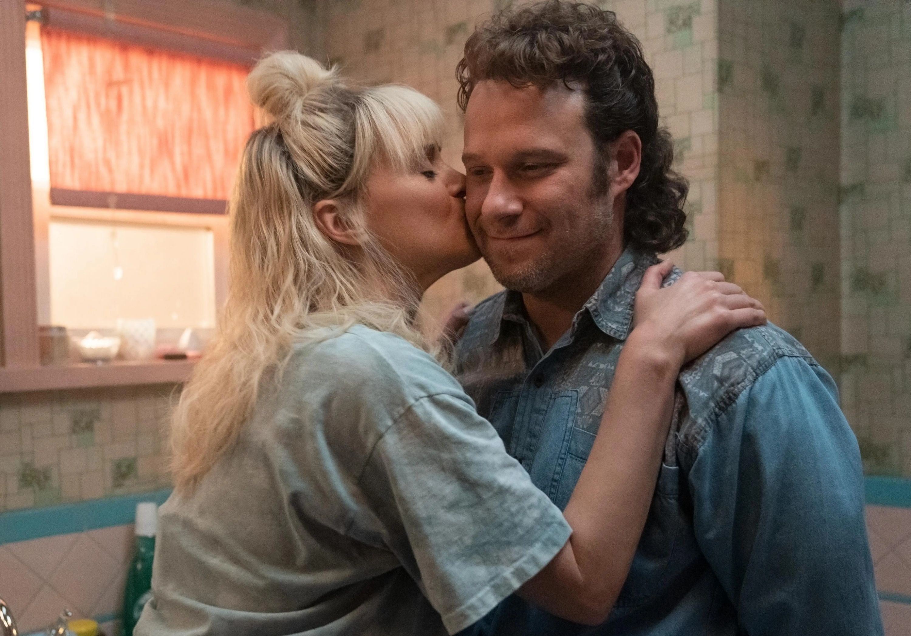 Pam & Tommy: Taylor Schilling on Her Role and Working With Seth Rogen - Pam And Tommy How Many Episodes Will There Be