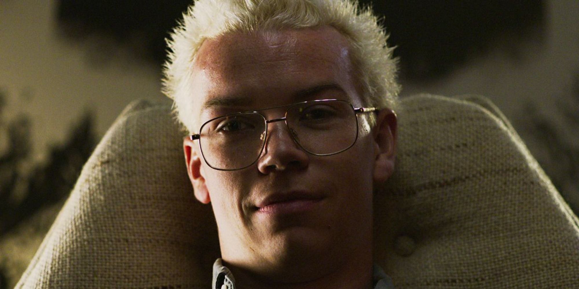 Will Poulter as Colin in Bandersnatch smiling.