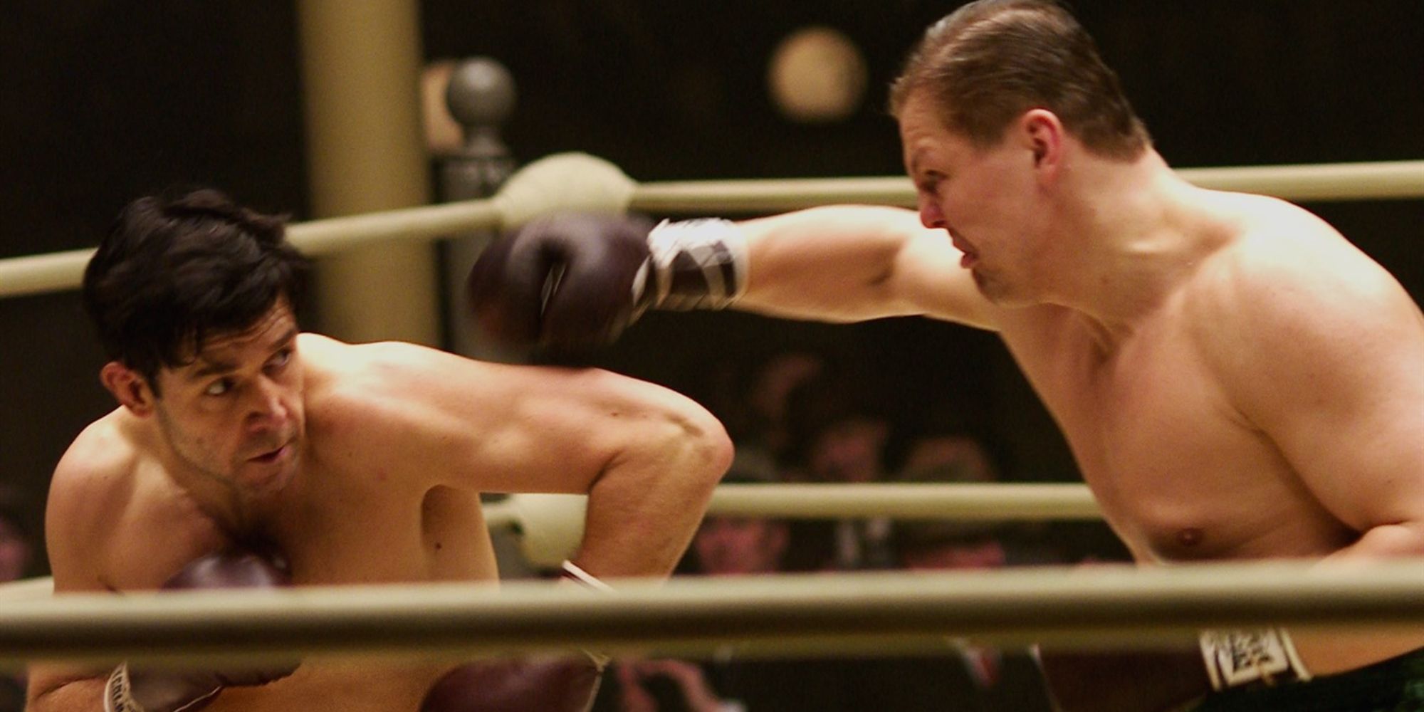 Russell Crowe as James J. Braddock on the boxing ring fighting against an oppenent in the film Cinderella Man.