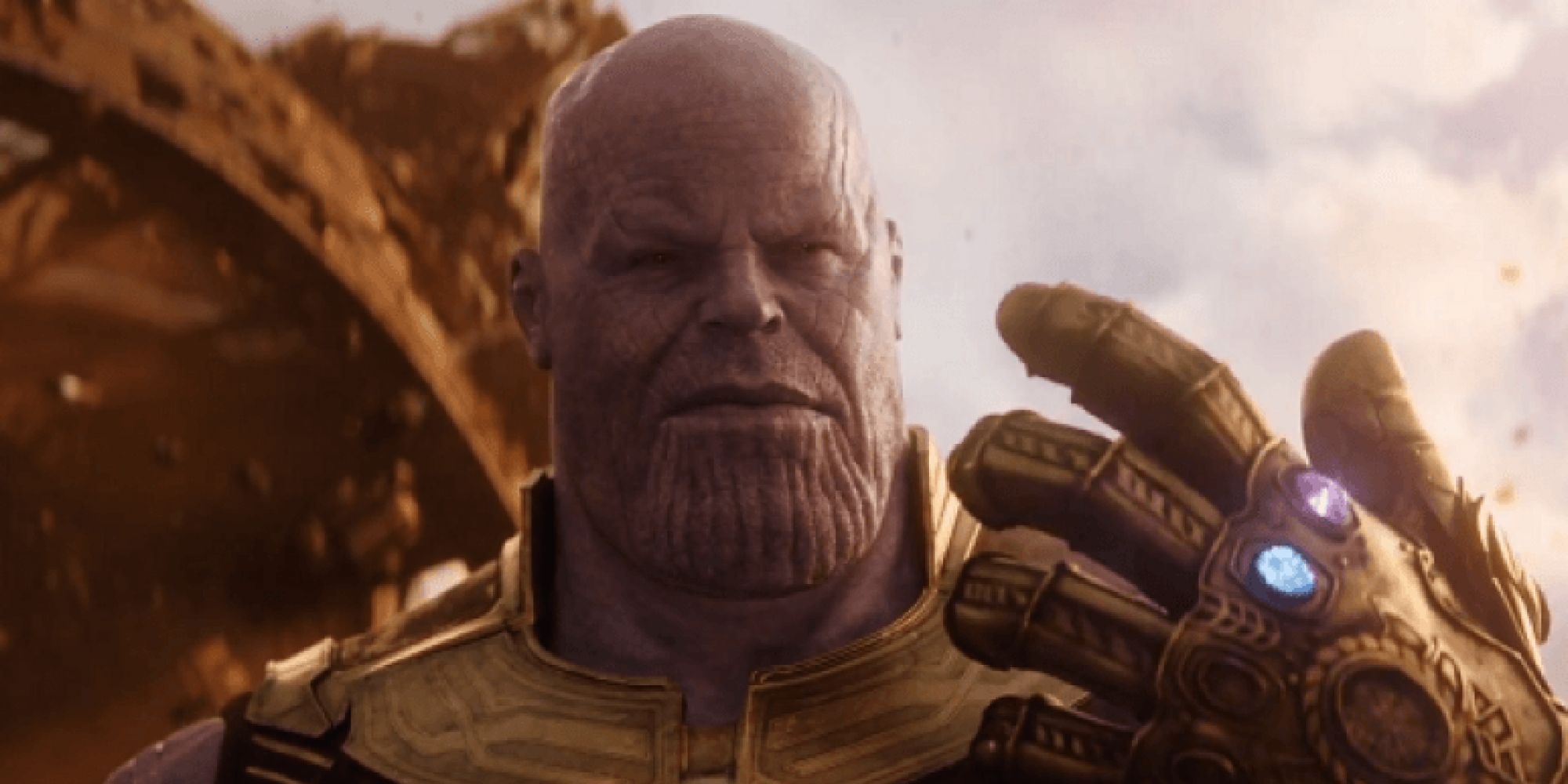 Josh Brolin dans le rôle de Thanos brandissant le gant de l'infini dans Avengers : Infinity War