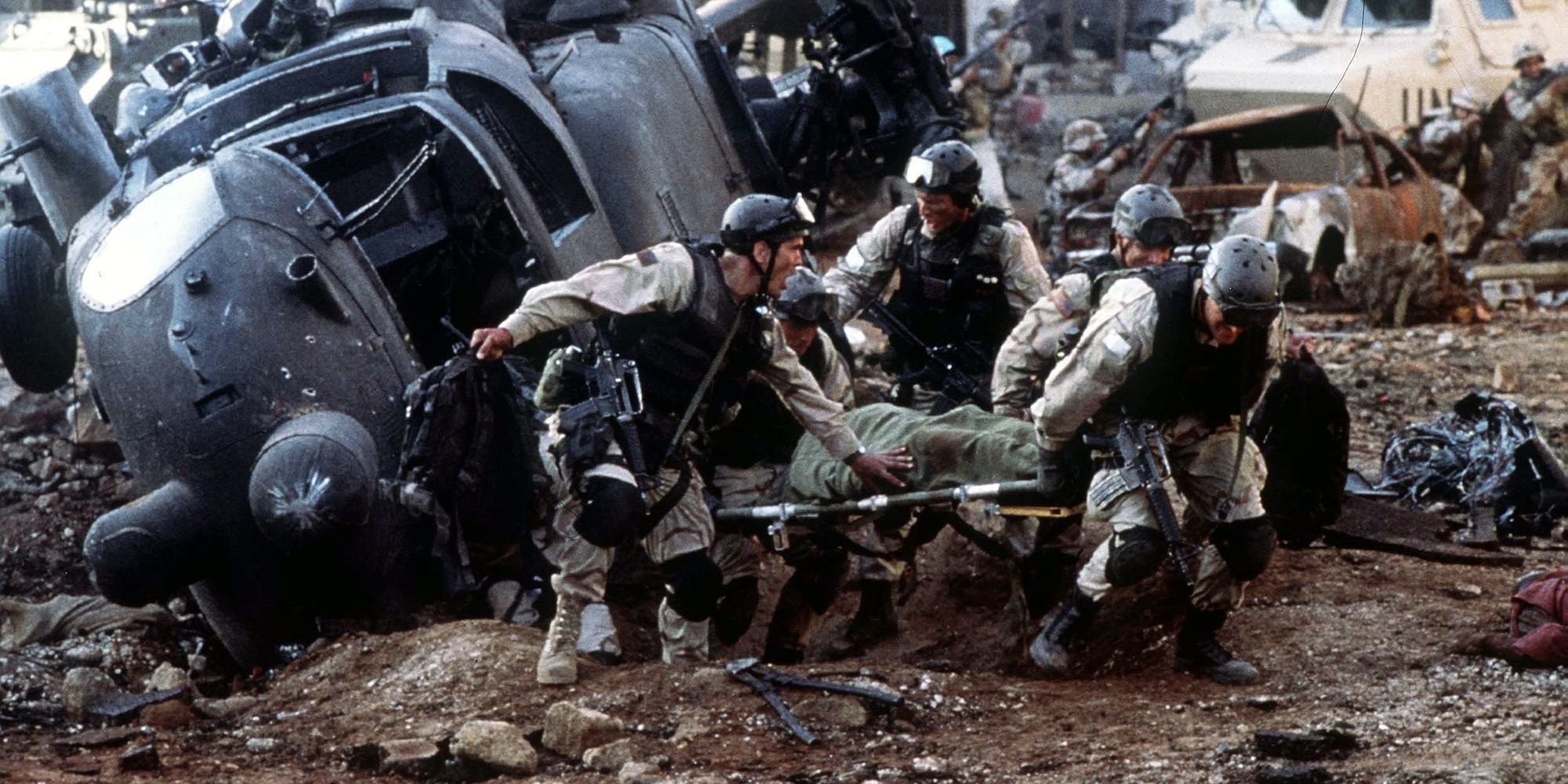 Un groupe de soldats à côté d'un avion tombé dans Black Hawk Down.