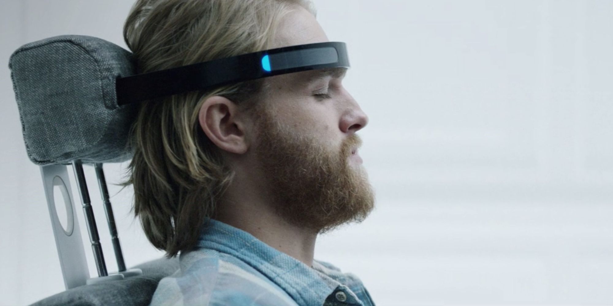 Black-Mirror-Playtest-Wyatt-Russel essayant le casque de jeu