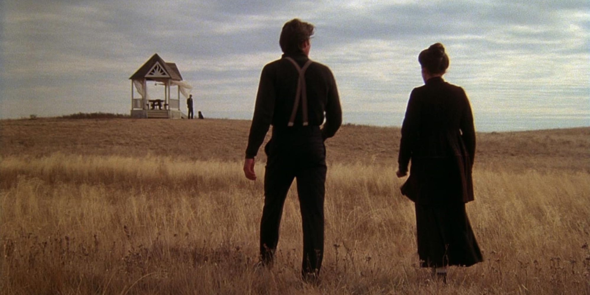 Deux personnes marchant dans un champ dans Days Of Heaven