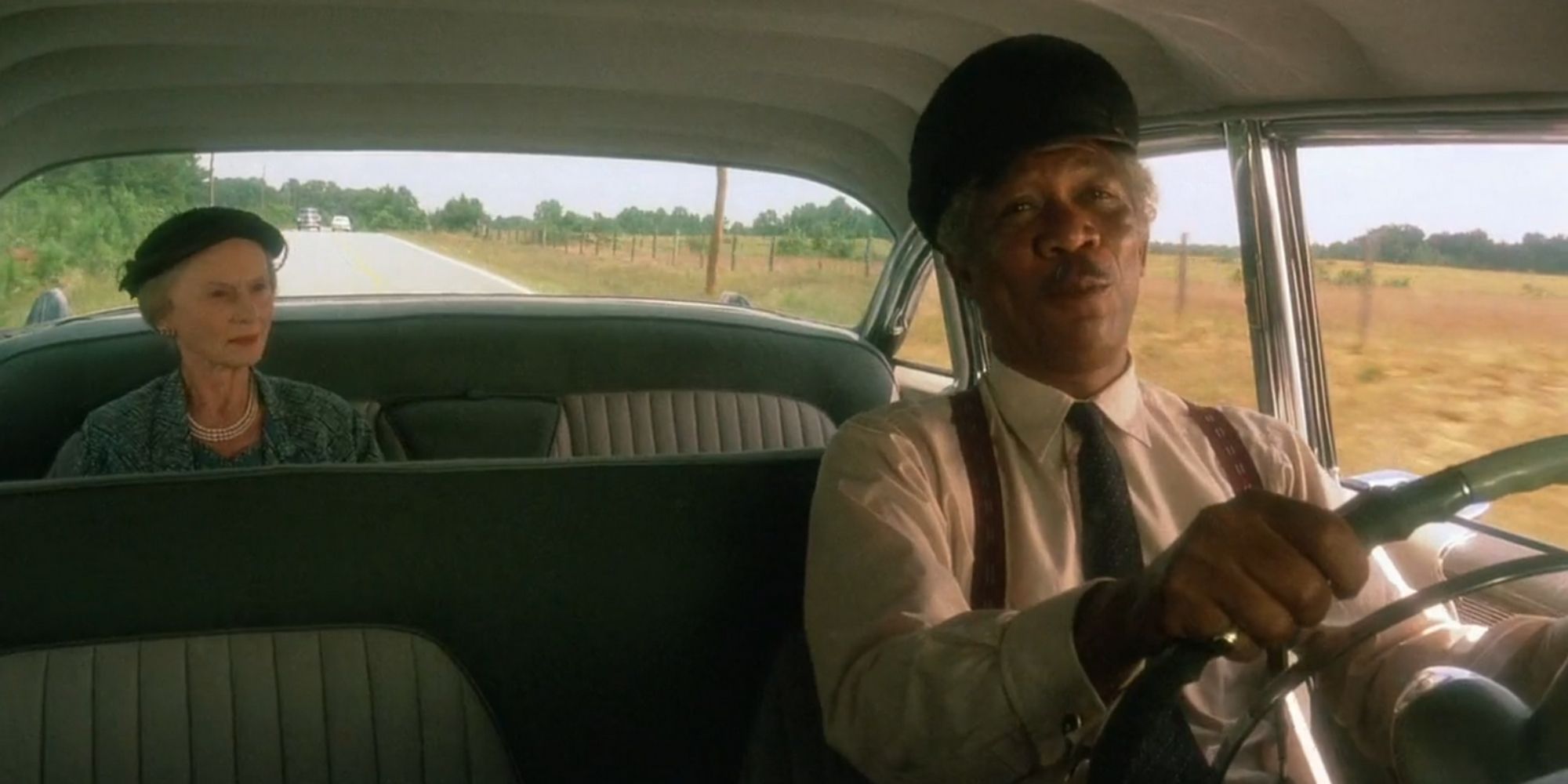 Hoke et Diasy discutant dans une voiture dans Driving Miss Daisy