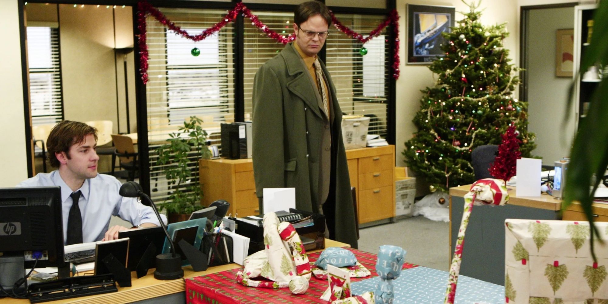 The Office: Jim Wraps Dwight's Desk in Gift Paper