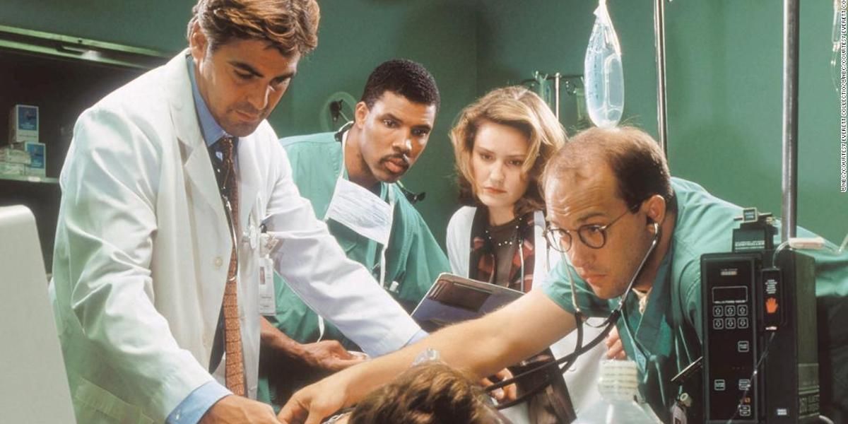 George Clooney como Doug Ross atende a um paciente com sua equipe no pronto-socorro