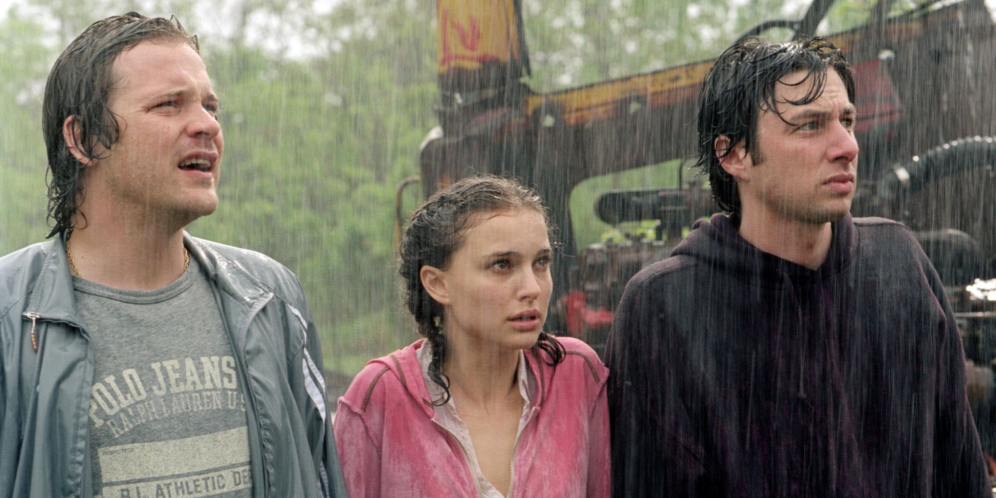 Mark, Sam et Andrew debout sous la pluie dans Garden State.