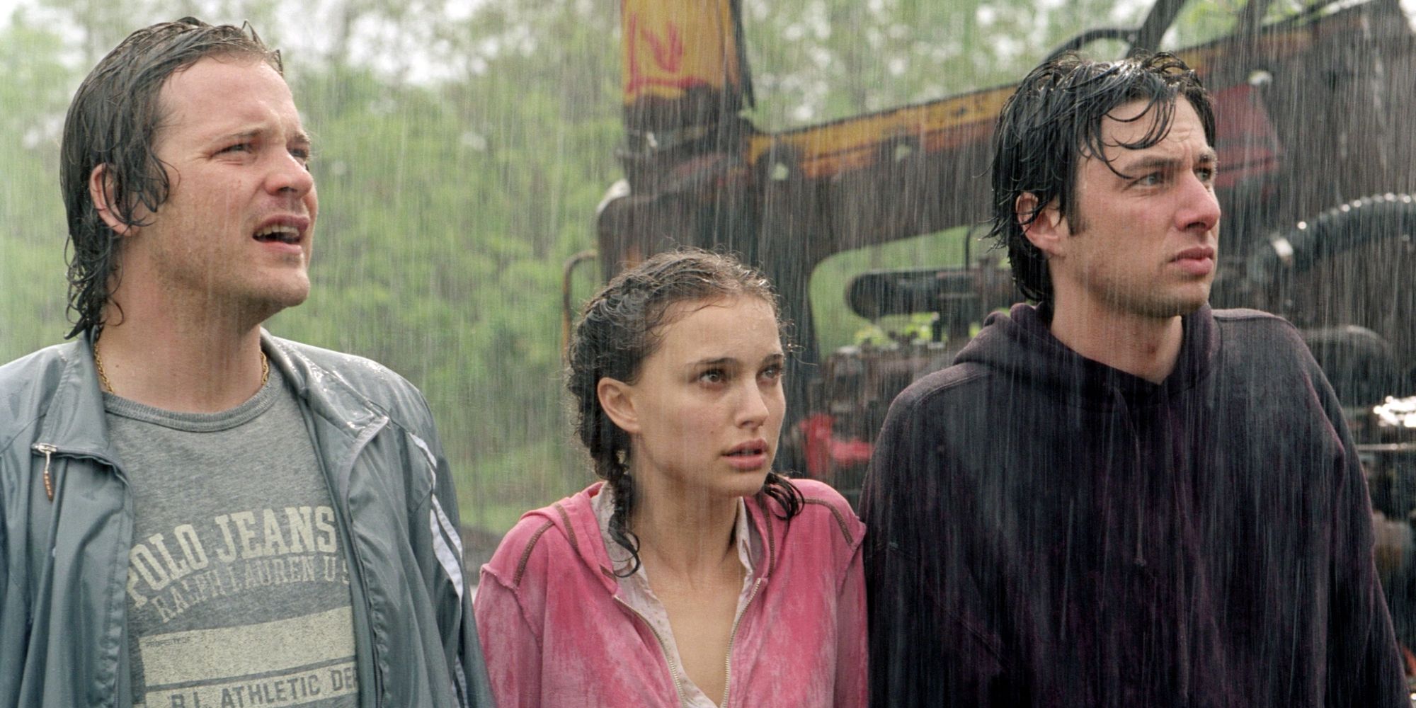 Mark, Sam et Andrew debout sous la pluie de Garden State