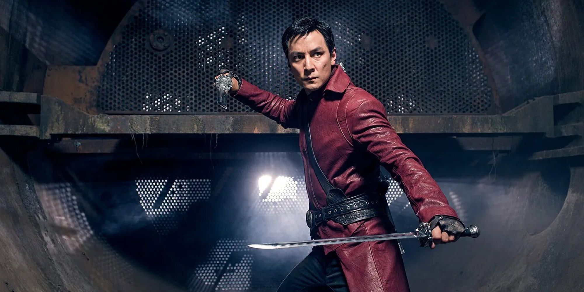 Daniel Wu como Sunny, preparado com suas espadas, em Into the Badlands