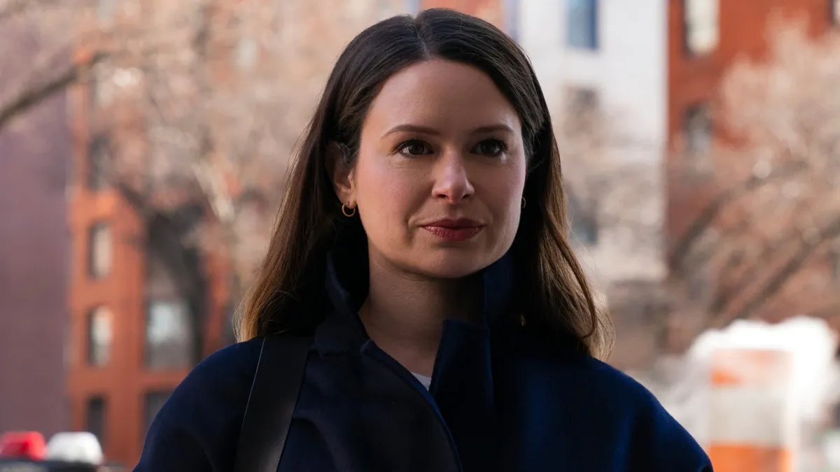 Katie Lowes as Rachel in Inventing Anna