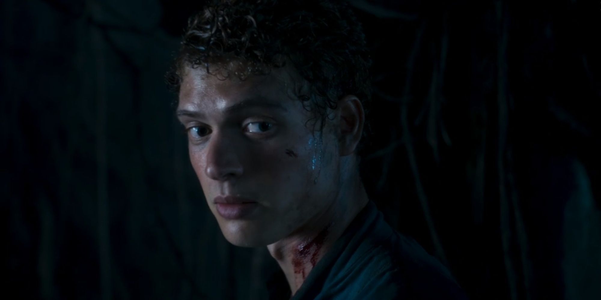 Rand looking back at Moiraine before leaving