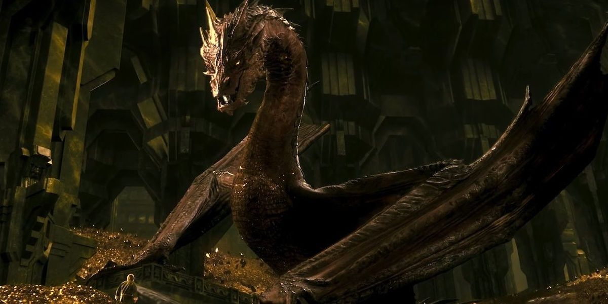 Le dragon Smaug regarde quelqu'un de haut dans Le Hobbit.