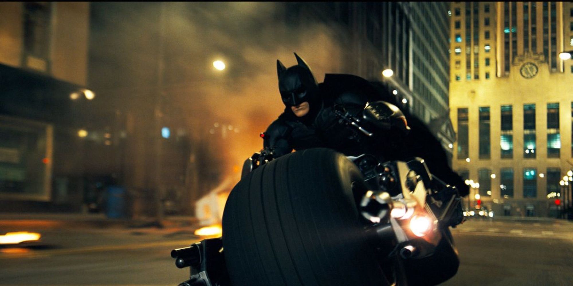 Batman (Christian Bale) en el Batpod en The Dark Knight