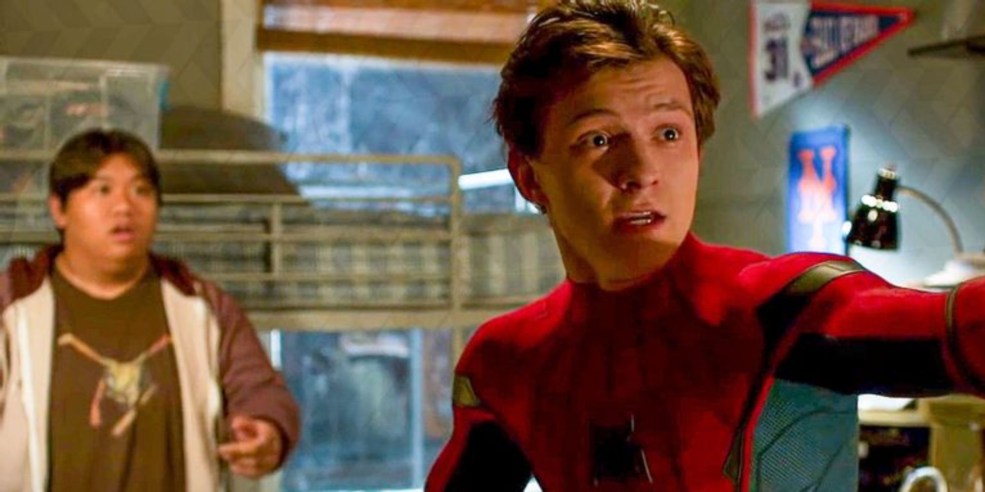 Tom Holland como Peter Parker e Jacob Batalon como Ned Leeds em Homem-Aranha: De Volta ao Lar