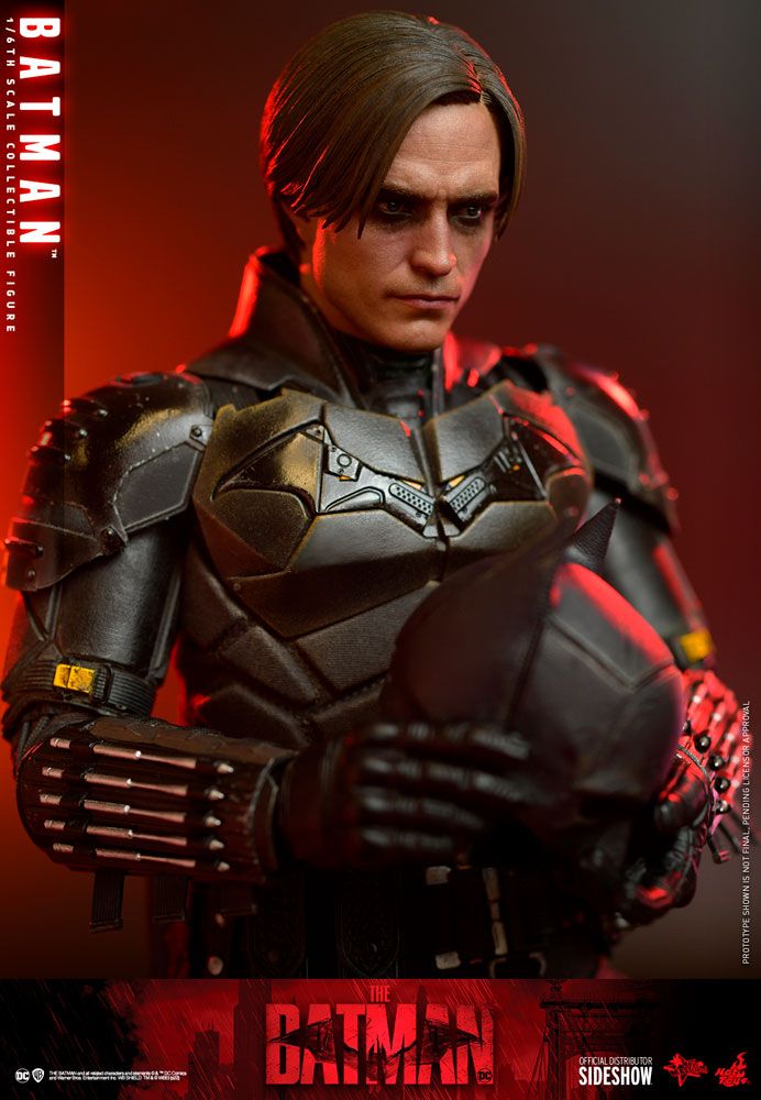 The Batman: Hot Toys Releases a Robert Pattinson Batman & Bat-Signal