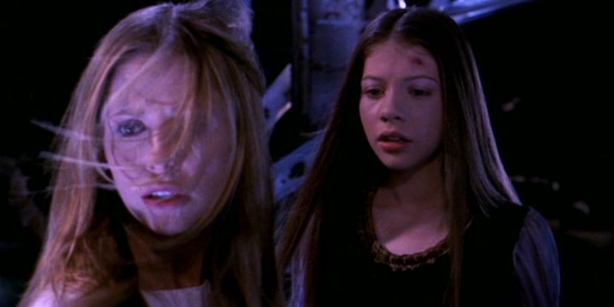 Sarah Michelle Gellar as Buffy and Michelle Rrachtenberg as Dawn in 'The Gift'