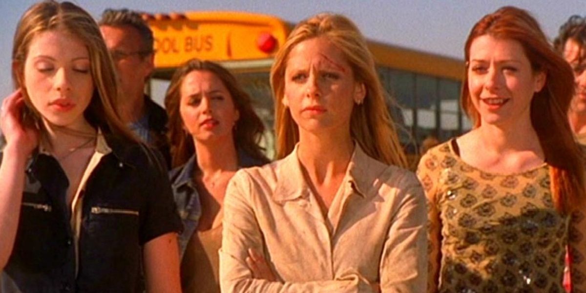Sarah Michelle Gellar as Buffy standing next to her friends at the end of the episode "Chosen"