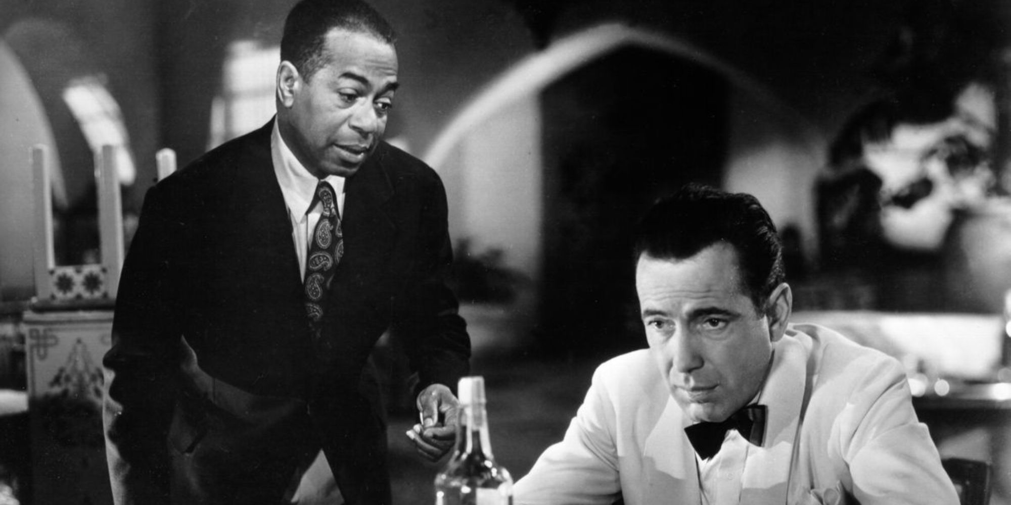 Dooley Wilson comme Sam Wilson et Humphrey Bogart comme Rick Blaine à Casablanca