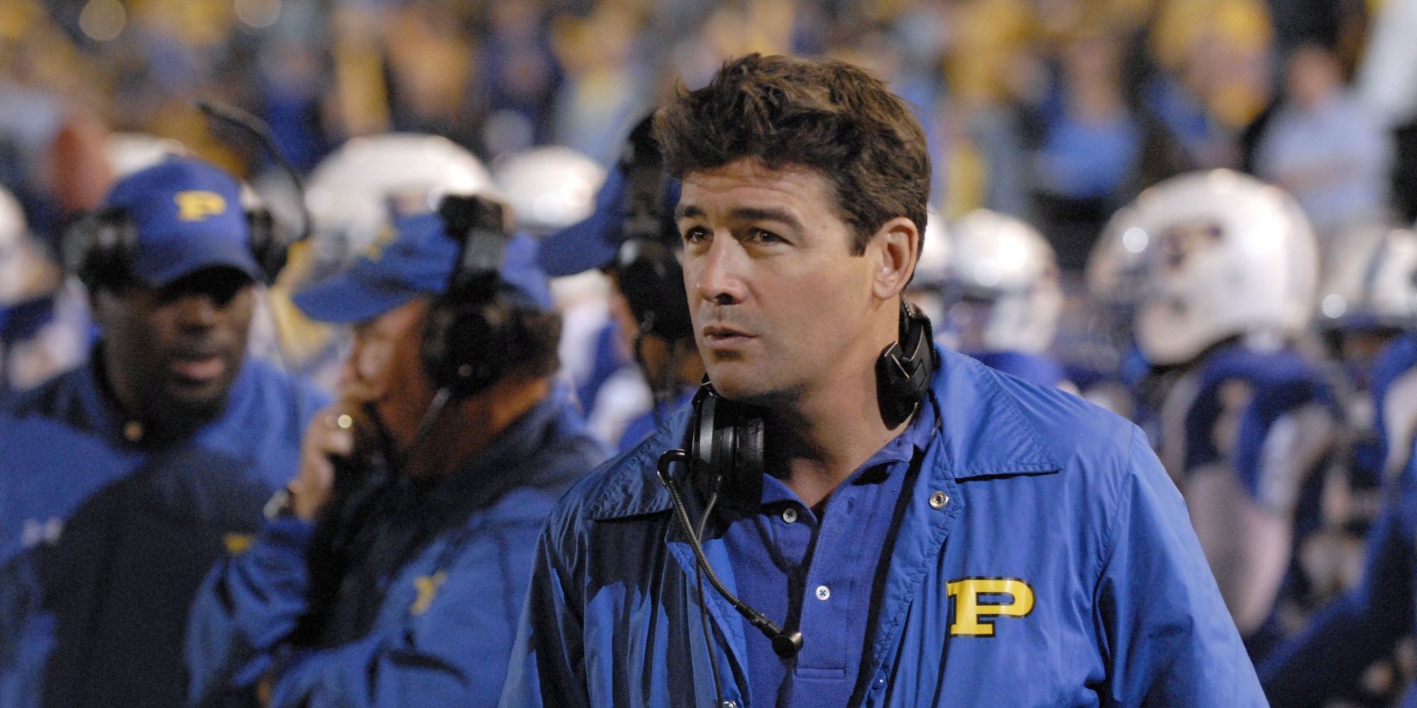 Kyle Chandler coaching a football game in Friday Night Lights