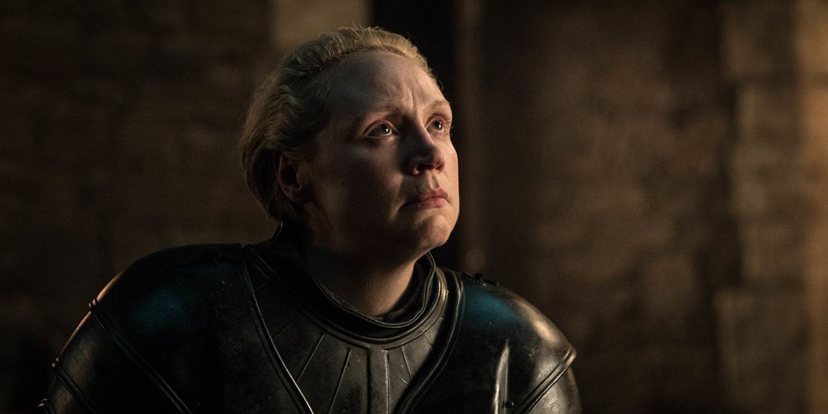 Gwendoline Christie dans le rôle de Brienne de Tarth s'agenouillant et levant les yeux dans la saison 8 de Game of Thrones